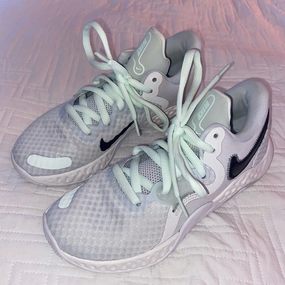 Nike Renew Elevate 3 Basketball Shoes / Sneakers